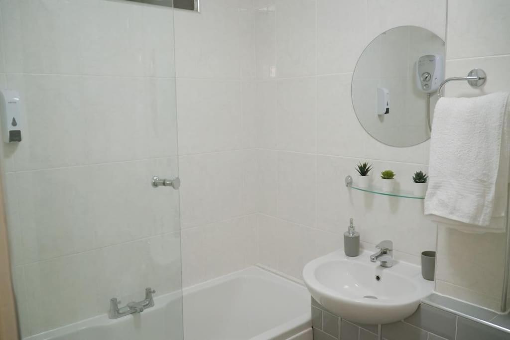 Modern 2 Bed Apartment Near City Centre Chelmsford Exterior photo